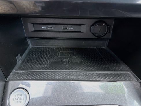 Used 2023 Volkswagen Tiguan SE w/ Panoramic Sunroof Package FWD image 31