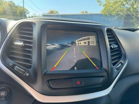Used 2018 Jeep Cherokee Latitude Plus w/ Comfort/Convenience Group FWD image 19