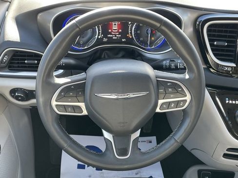 Used 2023 Chrysler Pacifica Touring-L image 37