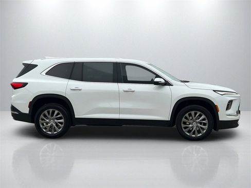 Used 2025 Buick Enclave Preferred image 4