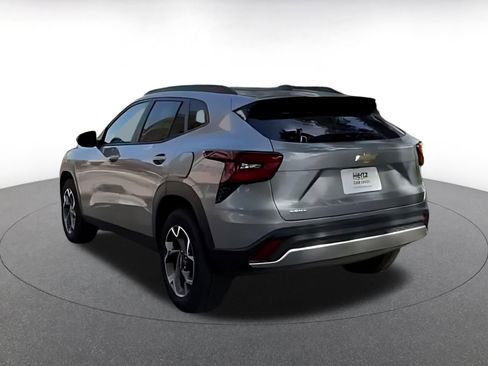Used 2025 Chevrolet Trax LT FWD image 16