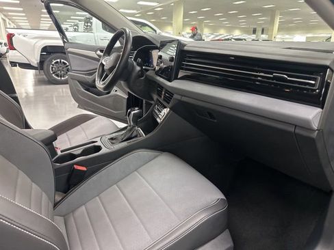 Used 2025 Volkswagen Jetta SE image 21