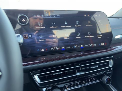 Used 2025 Chevrolet Traverse RS image 25