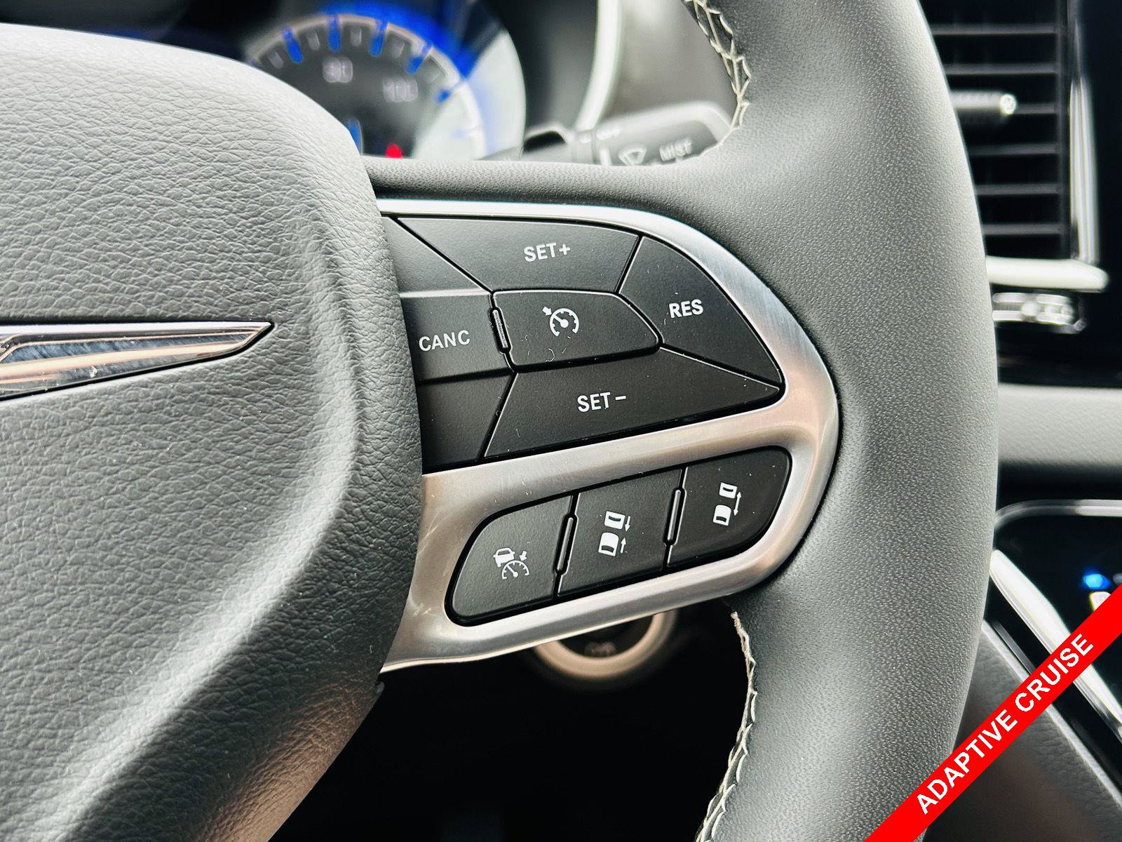 Used 2025 Chrysler Pacifica Select FWD image 6