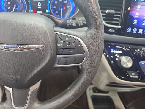 Used 2017 Chrysler Pacifica Touring FWD image 15
