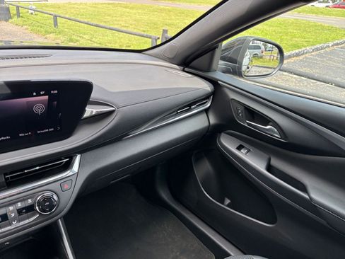 Used 2025 Buick Envista Preferred FWD image 34