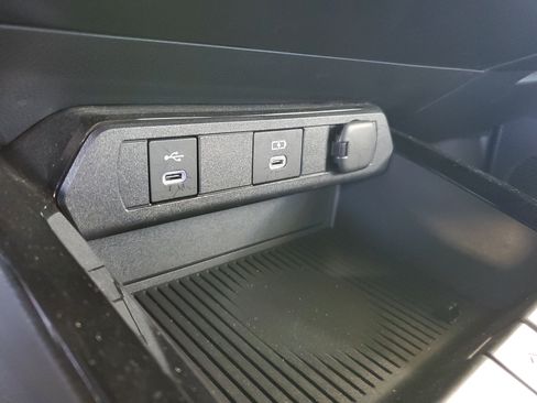 Used 2023 Toyota Prius LE FWD image 28