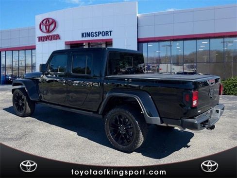 Used 2025 Jeep Gladiator Sport image 3