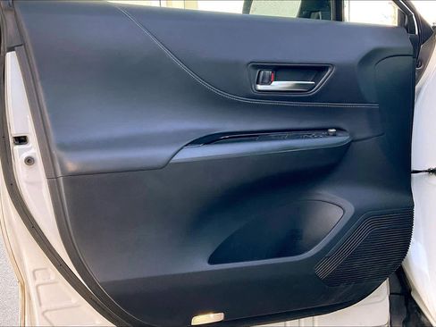 Used 2021 Toyota Venza LE image 21