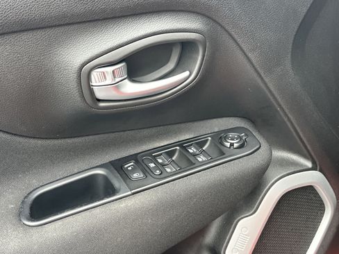 Used 2019 Jeep Renegade Latitude image 12