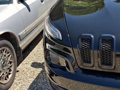 Used 2017 Jeep Cherokee Sport AWD/4WD image 7