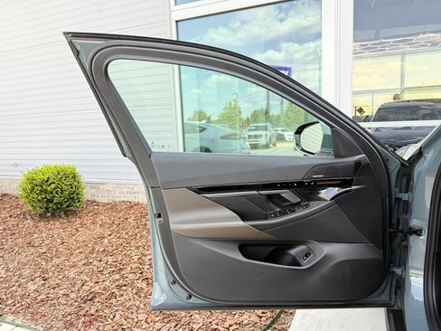 Used 2024 BMW 530i w/ Premium Package RWD image 18