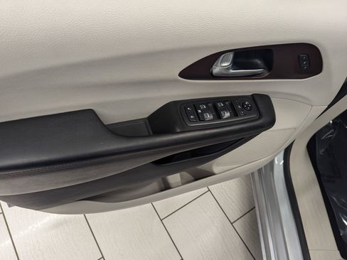 Used 2020 Chrysler Pacifica Limited image 10