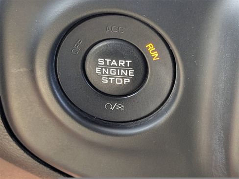 Used 2018 Jeep Wrangler Unlimited Sahara image 32