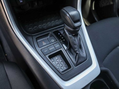 Used 2019 Toyota RAV4 LE image 18