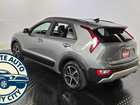 Used 2023 Kia Niro EX image 5