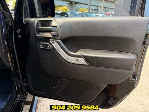 Used 2017 Jeep Wrangler Unlimited Rubicon w/ Connectivity Group AWD/4WD image 30