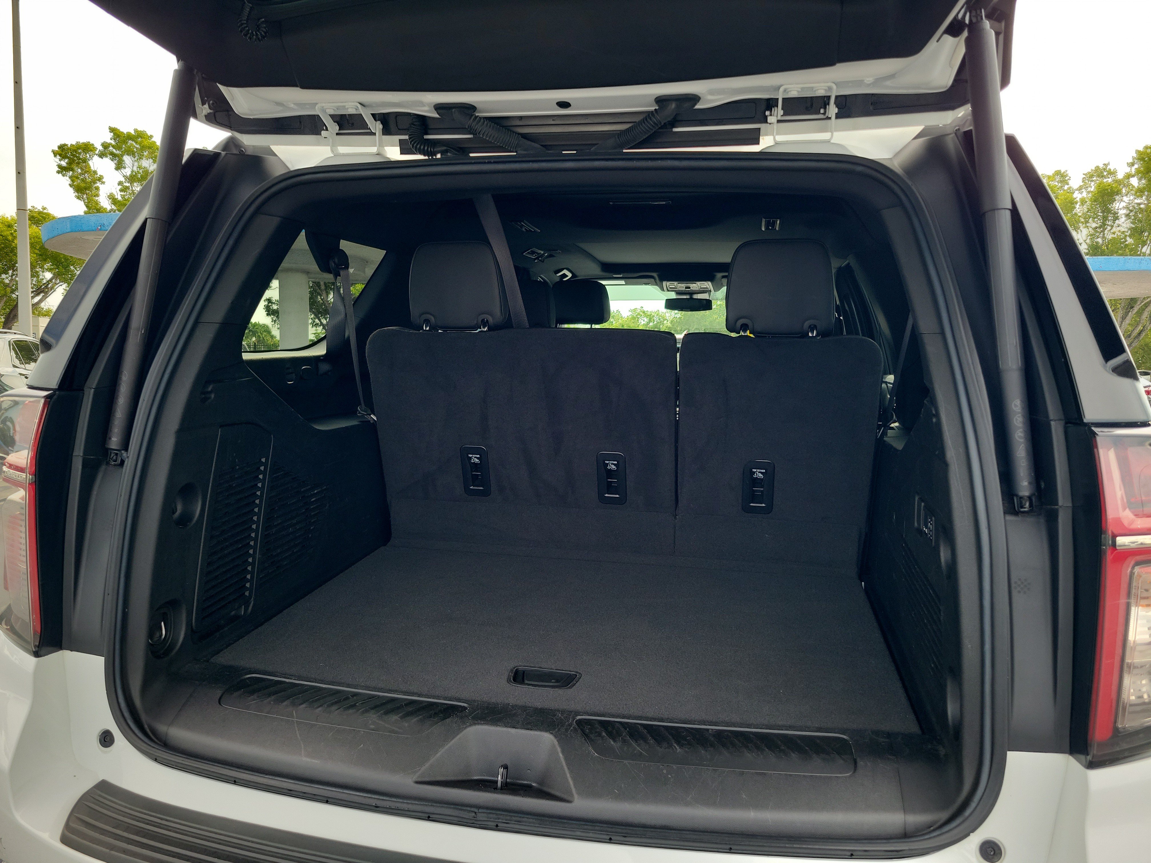 Used 2024 Chevrolet Suburban LT w/ Luxury Package RWD image 6