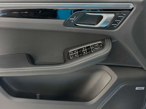 Certified 2022 Porsche Macan S AWD/4WD image 11