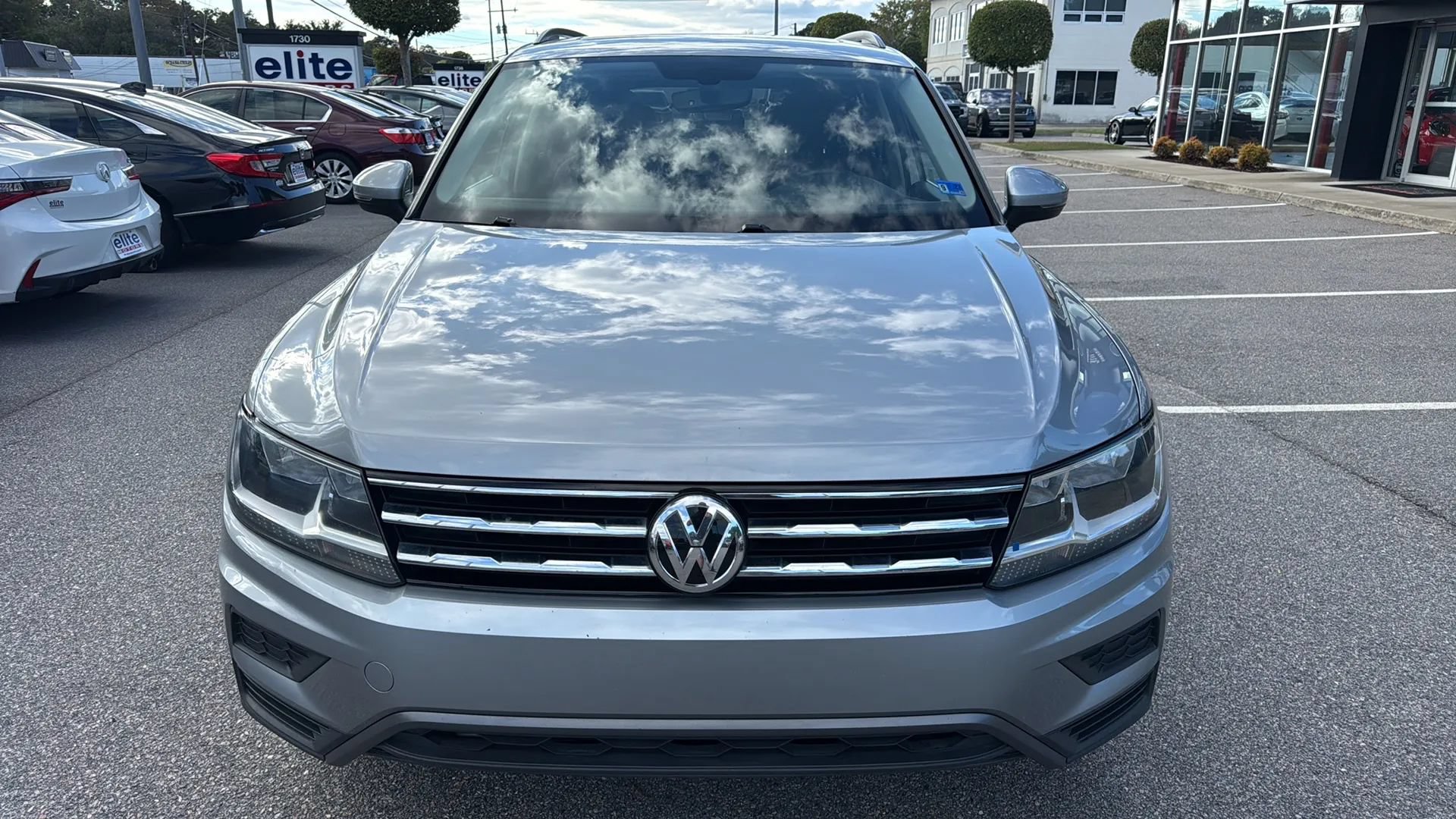 Used 2021 Volkswagen Tiguan SE w/ Panoramic Sunroof Package FWD image 2