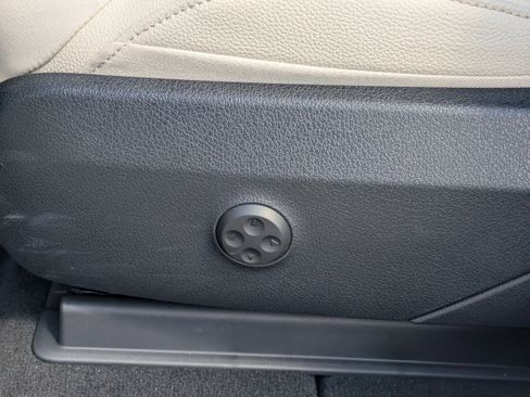 Used 2025 Mercedes-Benz GLC 300 image 25