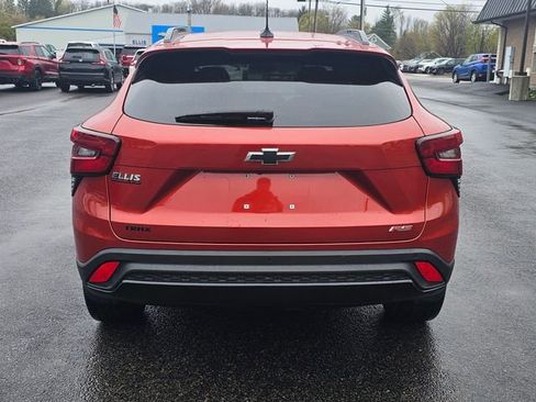 Used 2024 Chevrolet Trax RS w/ Sunroof Package FWD image 4