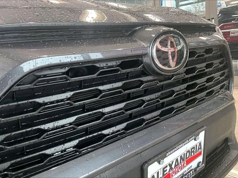 Used 2025 Toyota RAV4 LE image 28