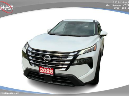 Used 2025 Nissan Rogue SV AWD/4WD image 2