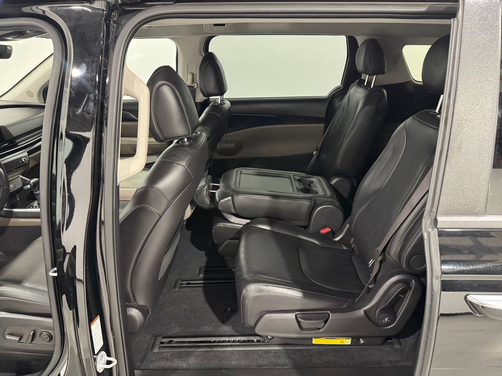 Used 2025 Kia Carnival FWD image 19