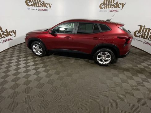 Used 2024 Chevrolet Trax LS w/ LS Convenience Package FWD image 5