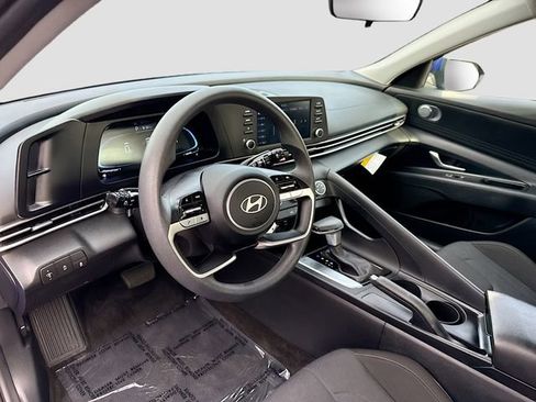 Used 2024 Hyundai Elantra SE FWD image 9