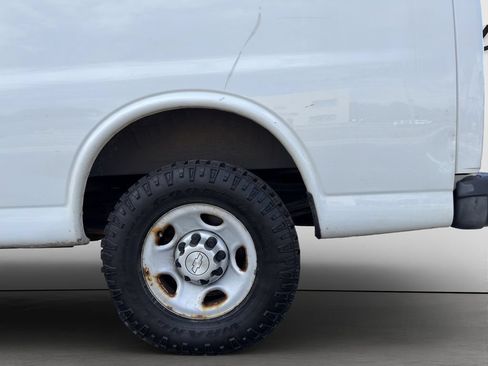 Used 2017 Chevrolet Express 2500 RWD image 21