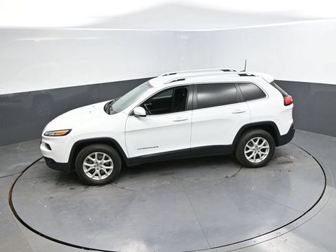 Used 2016 Jeep Cherokee Latitude w/ Safety/Convenience Group AWD/4WD image 39