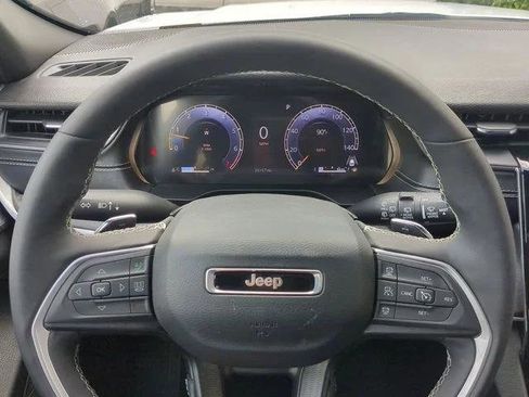 Certified 2025 Jeep Grand Cherokee Altitude AWD/4WD image 33