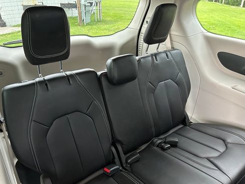 Used 2024 Chrysler Pacifica Limited FWD image 47