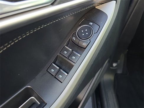 Used 2022 Ford Explorer XLT image 13