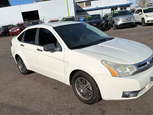 Used 2010 Ford Focus SE image 2