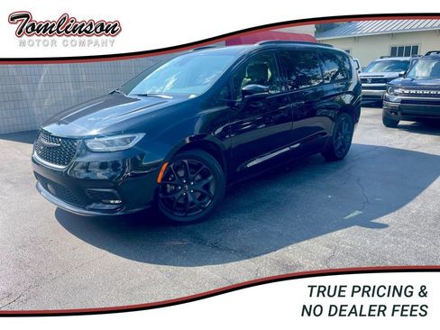 Used 2025 Chrysler Pacifica Limited FWD image 1