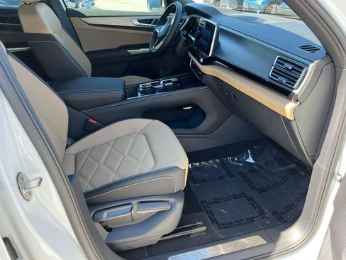 Used 2025 Volkswagen Atlas Cross Sport SE FWD image 13