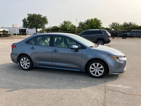 Used 2025 Toyota Corolla LE FWD image 3