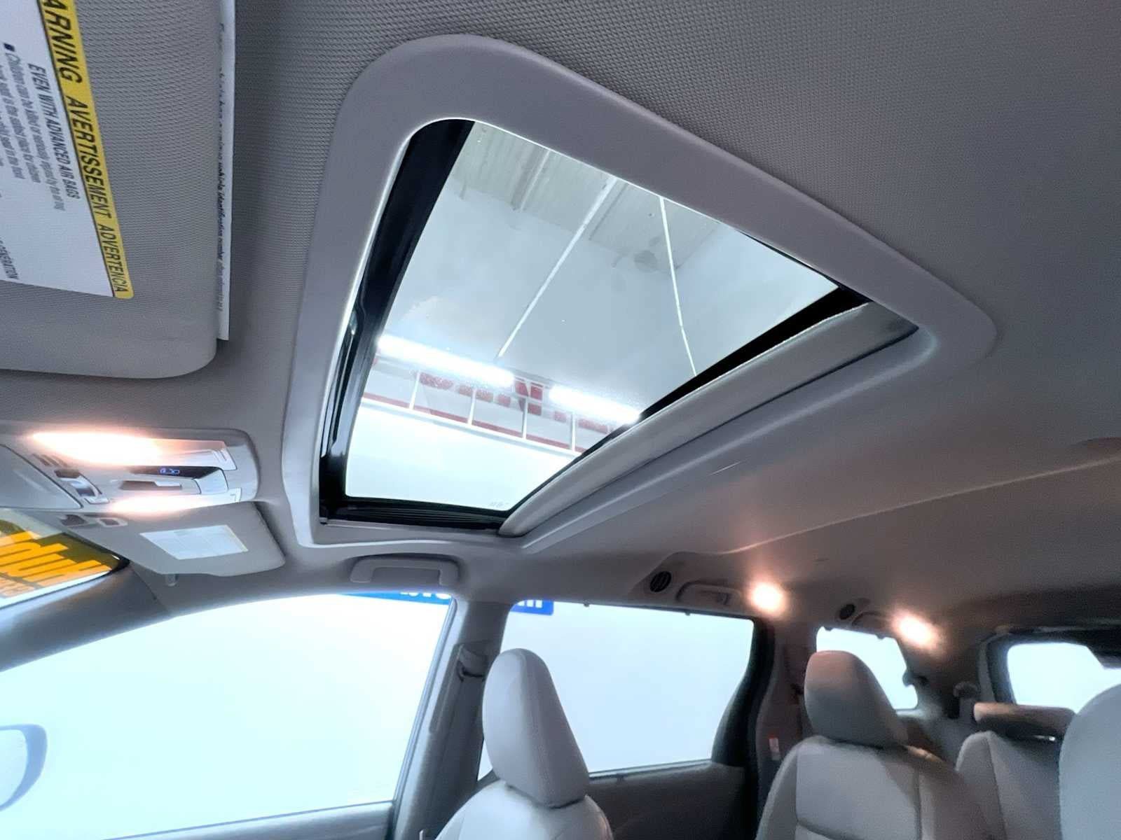 Used 2019 Toyota Sienna XLE w/ XLE Navigation Package FWD image 47