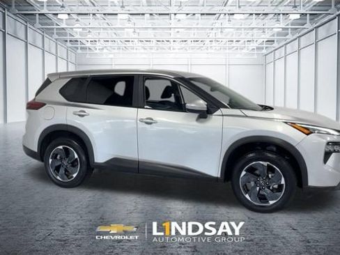 Used 2024 Nissan Rogue SV FWD image 3