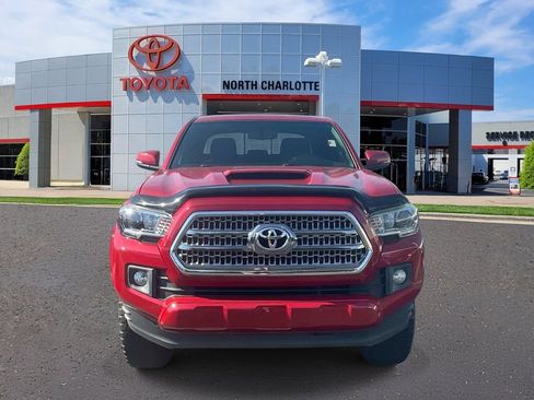 Used 2017 Toyota Tacoma TRD Sport RWD image 2