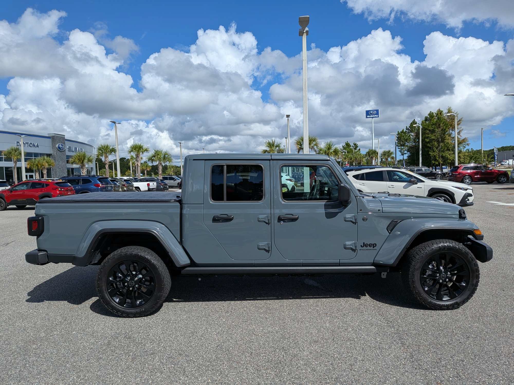 Used 2025 Jeep Gladiator Sport AWD/4WD image 3