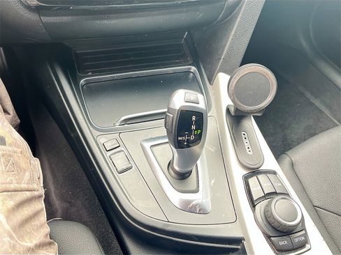 Used 2018 BMW 320i 320i w/ Convenience Package image 16