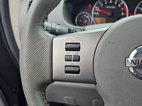 Used 2010 Nissan Frontier LE w/ LE Value Truck Pkg AWD/4WD image 32