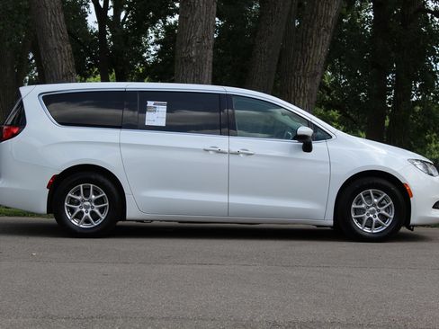 Used 2023 Chrysler Voyager LX FWD image 9