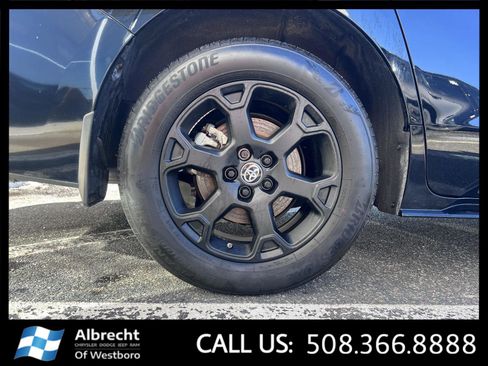 Used 2025 Toyota Sienna XLE Woodland Edition image 35