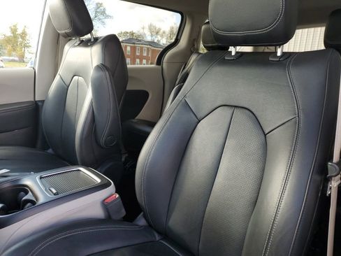 Used 2022 Chrysler Pacifica Touring-L image 28