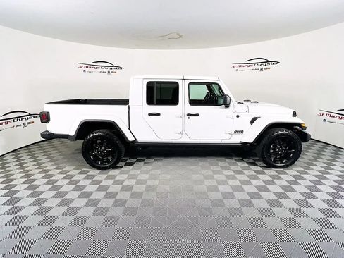Used 2024 Jeep Gladiator Sport AWD/4WD image 9